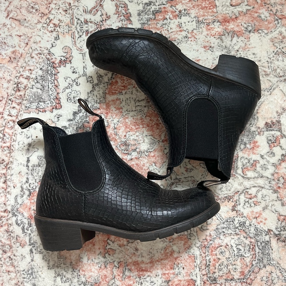 Black Crocodile Blundstone Heeled Boot — Size 8
